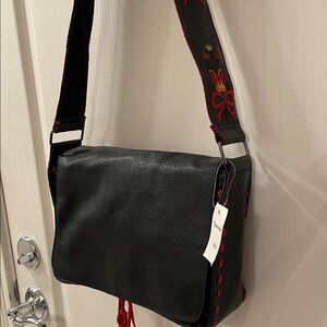Stunning Chic Black all leather Crossbody shoulder Bag with Embroidered Strap